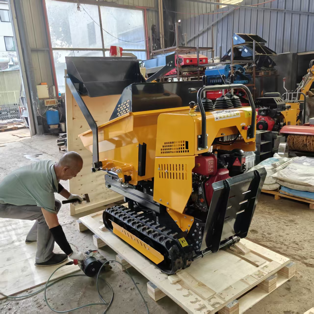HONGTAI worker packing a 500 kg mini tracked dumper in a wooden crate for export shipping